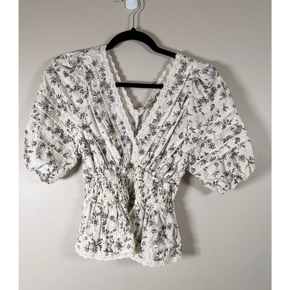 Dress Forum Womens White/Black Floral Lace V-Neck Smocked Puff Sleeve Blouse - S